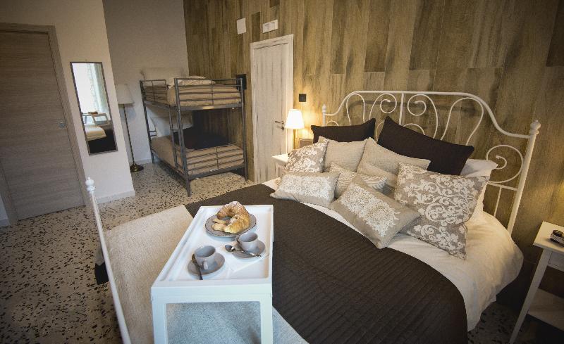 Elegant B&B - Il Vicolo Storico Салерно Екстериор снимка